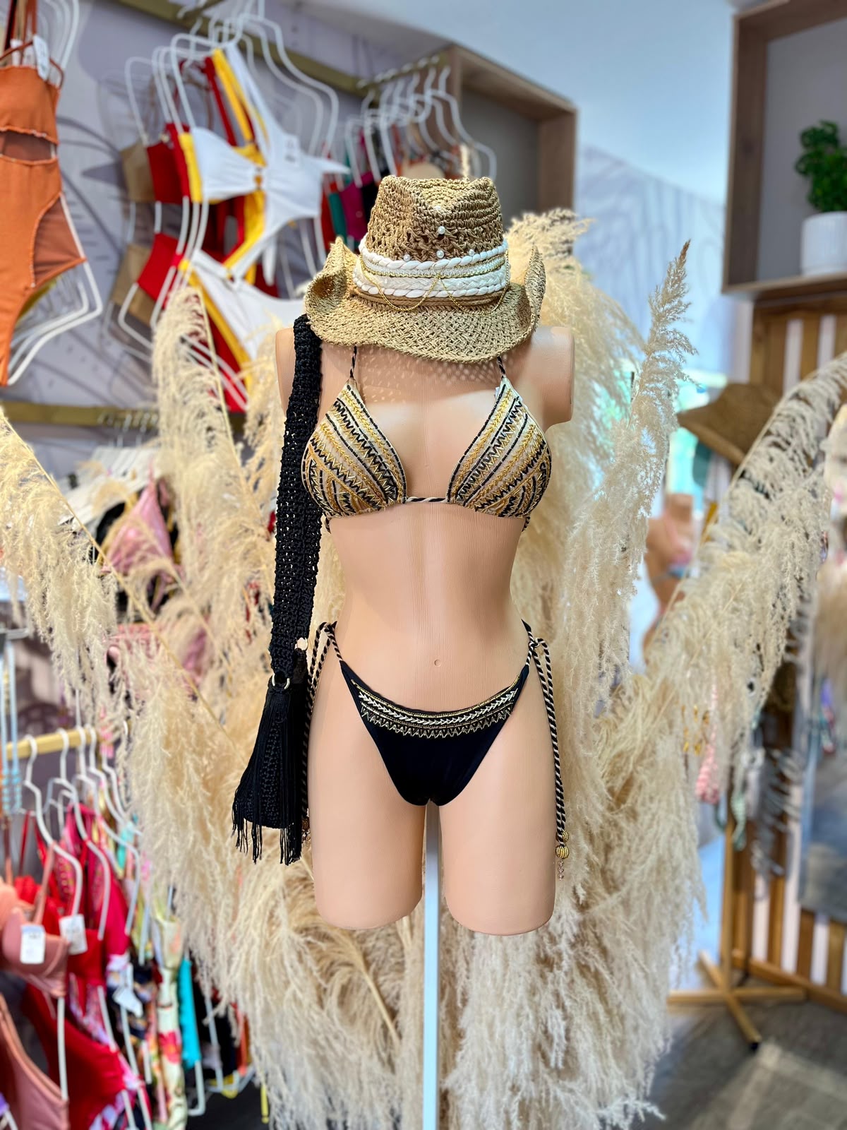 Vestido de Baño Perlado Cocido en maniquí con sombrero - Olea Swim